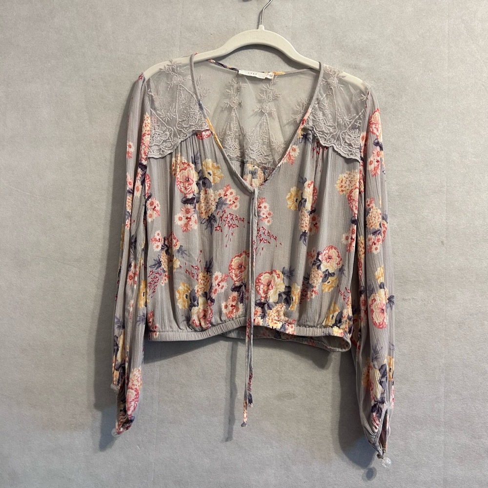 Y2K romantic cottagecore Medium floral shimmery buttons lace trim lush blouse